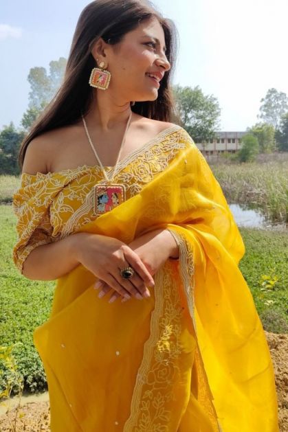 AKHILAM Women's Banarasi Silk Blend Woven Design Golden zari Work Saree  With Unstitched Blouse Piece (Blue_2PAKHI4103D) : Amazon.in: Fashion